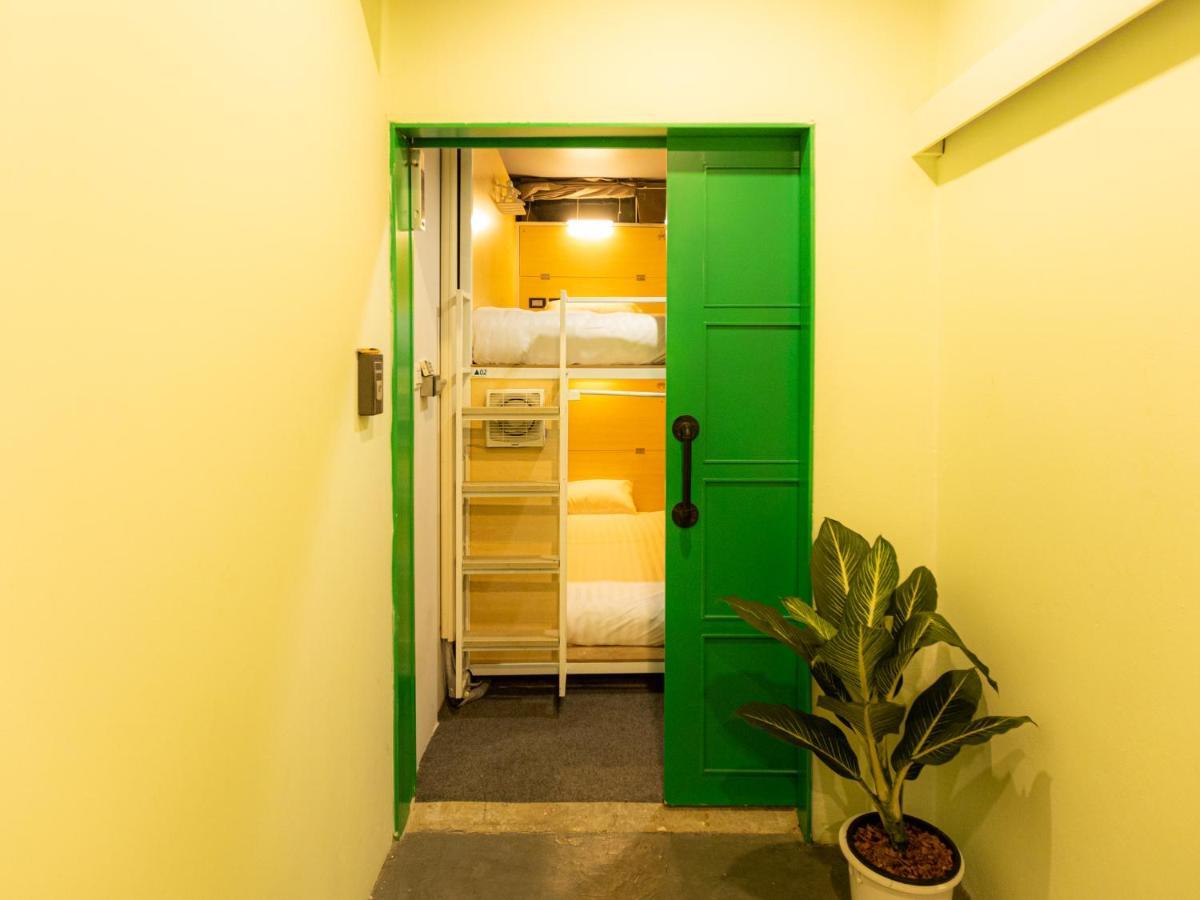 Khao San Social Capsule Hostel Bangkok Exterior foto